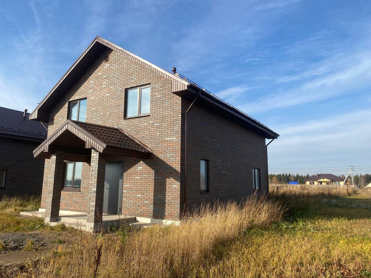 Готовый к заселению двухэтажный дом. Продуманная планировка на 135 м². Земельный участок 7 соток.